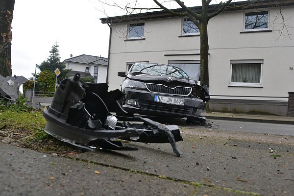 Auf der Straße lagen Teile des Skodas verteilt. - © Katharina Eisele