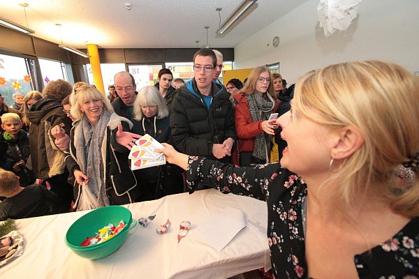 Echt eng: Der Andrang ist groß bei der Tombola im Falk-Haus, wo Melanie Begemann unter anderem Schokoladentafeln verteilt.