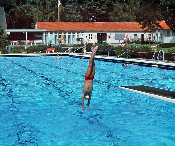 Das Hiddenhauser Freibad um 1975. Für das Einmeterbrett hatten Jugendliche gekämpft. - © Kommunalarchiv