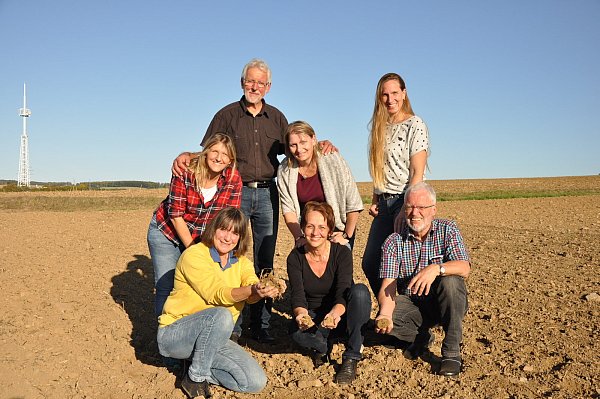 Packen es an: Die Interessensgemeinschaft „Annenbiene“ mit Rudolf Mönikes (hinten, v. l.), Sandra Wolf, Alexandra Alme, Alexandra Knoche, Ulrike Hogrebe-Oehlschläger, Karin Schell und Meinolf Schulte hofft auf viele Patenschaften für das Blühwiesen-Projekt. - © Helga Krooß