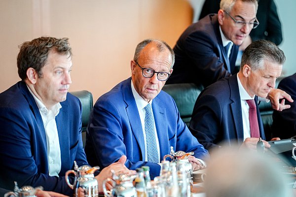 Die schwarz-rote Bundesregierung von Lars Klingbeil (l.) und Friedrich Merz (r.) ist mit viel Vertrauensvorschuss gestartet. - © picture alliance/dpa
