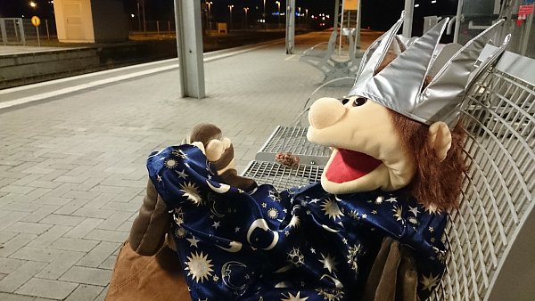 König Balthasar wartet auf den Zug nach Hause. - © Melanie Wigger