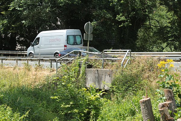 Unauffällig: Die unter der B 61 herführenden Brücke für den Nagelbach ist klein und alt. Für den Ausbau der Straße muss sie erneurt werden. - © Peter Steinert