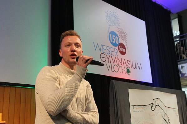Gegen Rassismus und Ausgrenzung: Der Musiker Joris am Montag in Weser-Gymnasium Vlotho. - © Peter Steinert