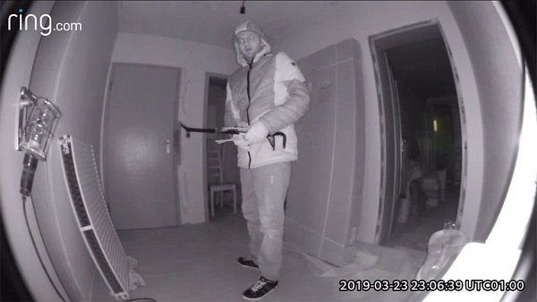 Auf dem zweiten ist nur einer der Täter mit Werkzeugen in der Hand zu sehen. - © Polizei Herford