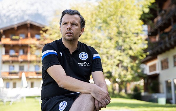 Der Sport-Geschäftsführer bei Arminia, Samir Arabi, blieb schon vor Bekanntwerden der Corona-Tests gelassen. Auf dem Platz sei das Ansteckungsrisiko sehr, sehr gering. - © Oliver Krato