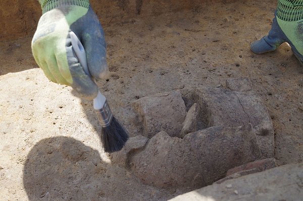 Eine jungsteinzeitliche Keramik wird vorsichtig freigelegt. - © Archäologie am Hellweg