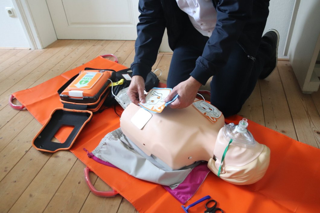 Mit Technik zum Lebensretter Einen Defibrillator kann jeder bedienen