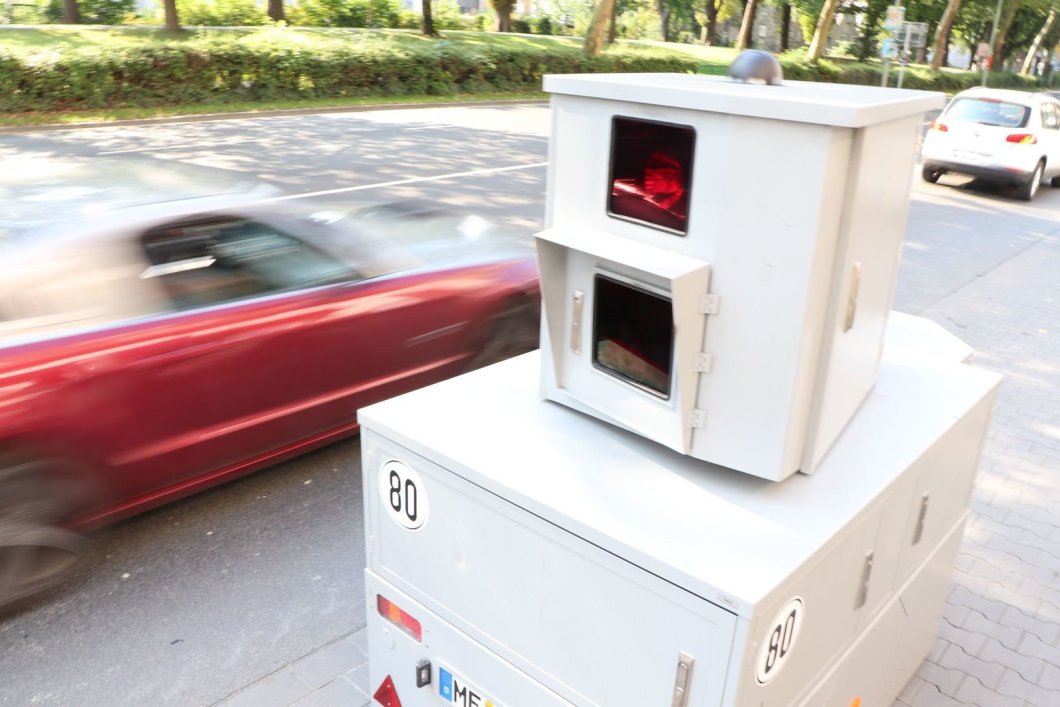 "Dana" schlägt zu Mobiler Blitzer hat schon über 1.000 Autos erwischt nw.de