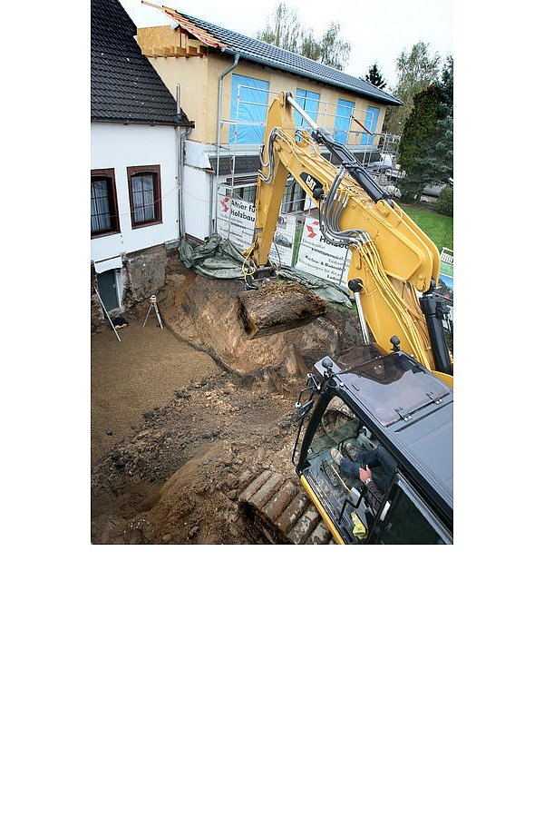 Ein Bagger schaufelt den Weg frei für die Küchenerweiterung. Nebenan ist der Rohbau fertig. - © FOTO: FRANK-MICHAEL KIEL-STEINKAMP
