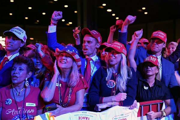 Unterstützer besuchen eine Wahlparty für den republikanischen Präsidentschaftskandidaten und ehemaligen US-Präsidenten Trump. - © Evan Vucci/AP/dpa