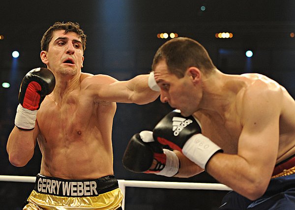 Marco Huck will sich durchboxen, so wie hier gegen Rogelio Omar Rossi. - © FOTO: DPA