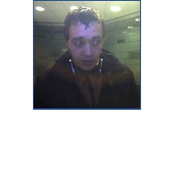 Wer kann Angaben zu dem abgebildeten Tatverdächtigen machen? - © Polizei