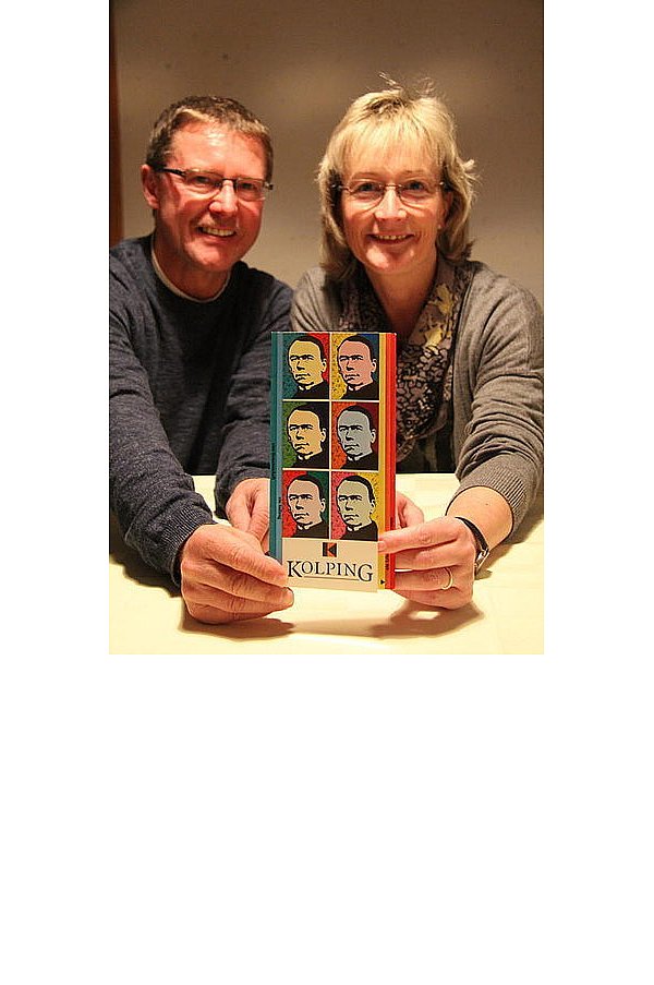 Werner Dürdoth, Vorsitzender der Kolpingsfamilie Borgentreich, und Angelika Flore, Vorsitzende der Bezirksverbandes Warburg, halten einen Flyer über das Leben Kolpings in den Händen. - © FOTO: CAROLIN NIEDER-ENTGELMEIER