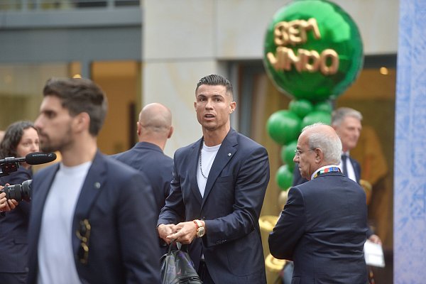 Cristiano Ronaldo und die portugiesische Nationalmannschaft bei der Ankunft an der Klosterpforte Mitte Juni. - © Wolfgang Wotke