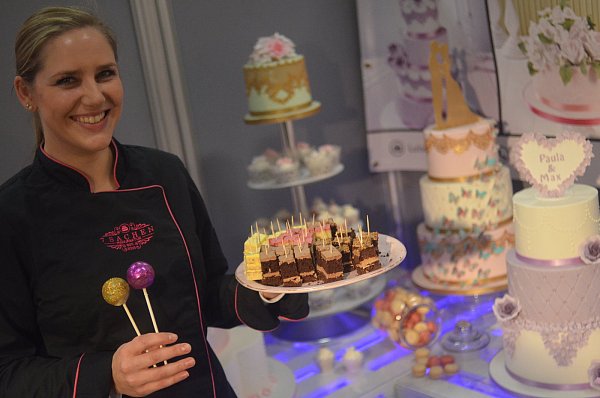 Auf Wunsch auch vegan: Maleen Flachmann mit Süßigkeiten aus der eigenen Herstellung. - © Dietmar Gröbing
