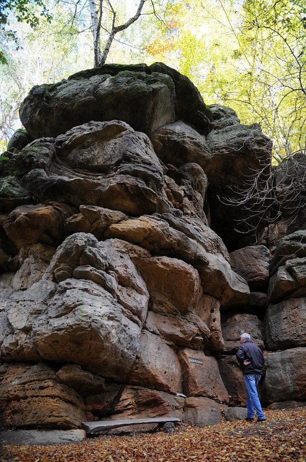 Versteckt: In den kleinen Höhlen in der Felswand liegen die Hollenkammern. Dort sollen laut der Überlieferung noch heute kleine Kobolde hausen. - © Hubert Rösel