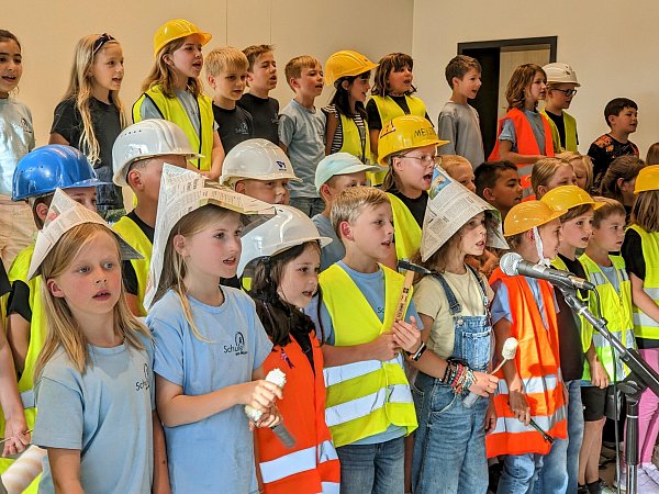 Die dritten Klassen der Nicolaischule in Höxter haben ein Lied über die Baustellenzeit gedichtet. - © Burkhard Battran