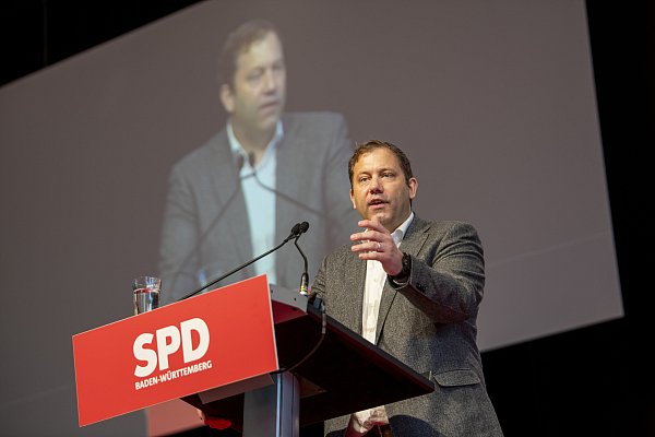 Beim Landesparteitag der SPD Baden-Württemberg positioniert sich der Bundesvorsitzende Lars Klingbeil deutlich in der Rentendebatte. - © Stefan Puchner/dpa