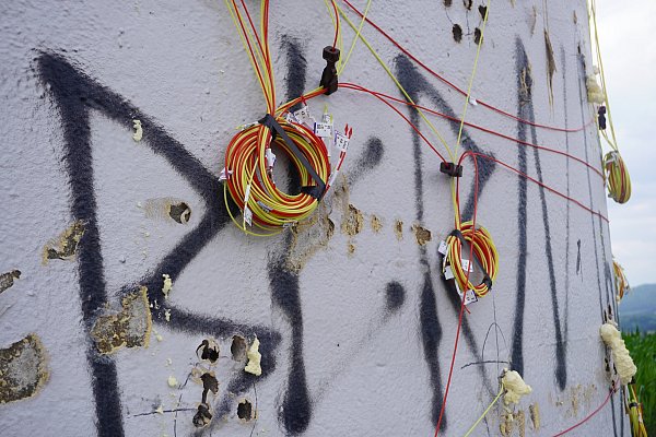 Die mit Sprengstoff befüllten Löcher werden mit Bauschaum verschlossen. - © Michaela Weiße