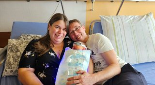 Krankes Baby wird mit blauem Licht im Krankenhaus Lübbecke behandelt