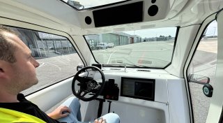 Erfolgreiche Präsentation: Autonomes Shuttle flitzt am Flughafen Paderborn ohne Fahrer