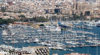 Frau fällt nach Party auf Mallorca in Container und stirbt