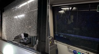 Scheibe zersplittert neben Fahrgästen: Autofahrer lässt Bus stehen und flüchtet