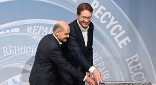 Mercedes-Benz eröffnet mit Scholz Batterie-Recyclingfabrik