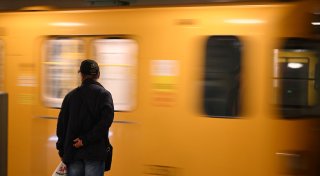 U-Bahn fährt mit fehlender Türscheibe durch Berlin