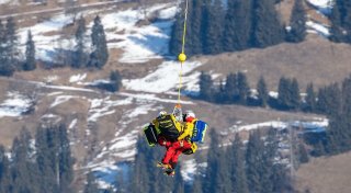 Stürze überschatten ersten Streif-Sieg von Ski-Star Odermatt