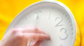 Rund um die Zeitumstellung besser schlafen - so klappt's