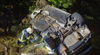BMW-Fahrer schlägt nach Unfall in Bielefeld auf Zeitungsboten ein und flüchtet