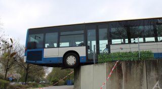 Nach spektakulärem Unfall in Detmold: So ging es mit dem Linienbus über der Kante weiter