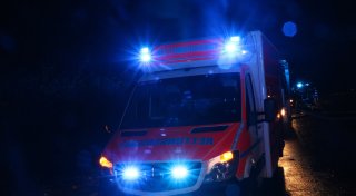 Zwei Verletzte bei Unfall im Kreis Gütersloh - Autos werden auf Feld geschleudert