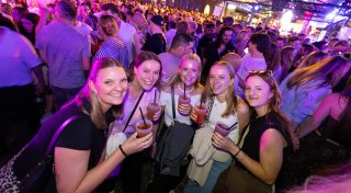 Biergarten, Almhütte, Kamp: Paderborns Partyabend auf Libori in Fotos und Video