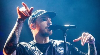 Rapper Casper ist beim Abschied von Fabian Klos in Bielefeld mit am Ball