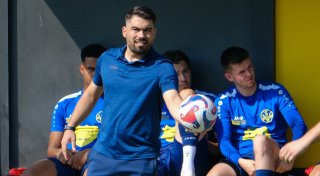 Der Bielefelder Trainer Marko Puskaric ist Feuer und Flamme für den Fußball