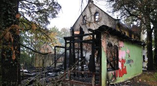 Einsturzgefahr im Kreis Gütersloh: Früheres Bordell an der ehemaligen B68 brennt aus