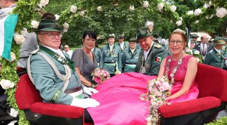 Schützenfest in Bad Lippspringe: Königin bezaubert mit Kleid in kräftigem Pink