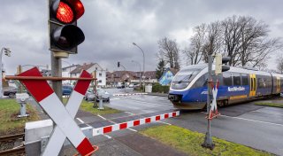 Betrunkener missachtet Schranken: Regionalbahn streift Mann in Paderborn