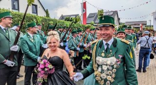 Mit 90 Minuten Verspätung: Alhausen bekommt prächtigen Festumzug zu sehen