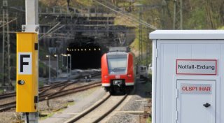 Streckensperrung aufgehoben: Gefahr durch große Eiszapfen im Bahntunnel bei Altenbeken