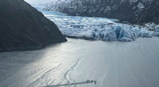 Kleinflugzeug stürzt auf zugefrorenen See in Alaska