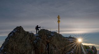 Zu viele Aufkleber - Zugspitz-Gipfelkreuz braucht neues Gold