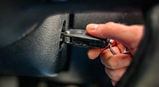 Betrunkener (47) ärgert sich über BMW mit laufendem Motor in Hiddenhausen und klaut den Wagen