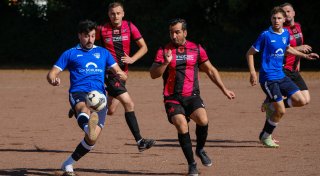 Kreisliga A: Jöllenbecks Cem Kalkan serviert einen Viererpack