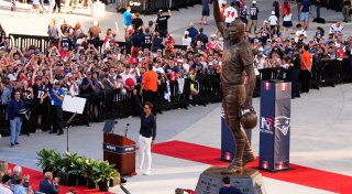 Brady in Bronze: Patriots ehren Quarterback mit Statue