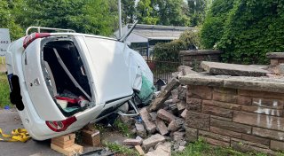 „Lebensgefahr nicht ausgeschlossen“: Frau kollidiert in Bad Oeynhausen mit Hausmauer