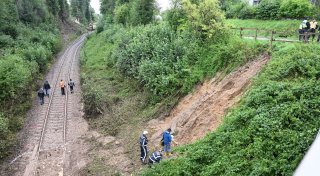 «Den Knall noch in den Ohren»: Zug entgleist nach Erdrutsch
